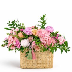 Centro de flores rosas, hortensias, peonías