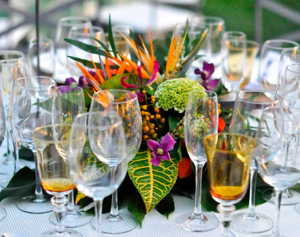 4 ideas de centros de mesa con flores para bodas