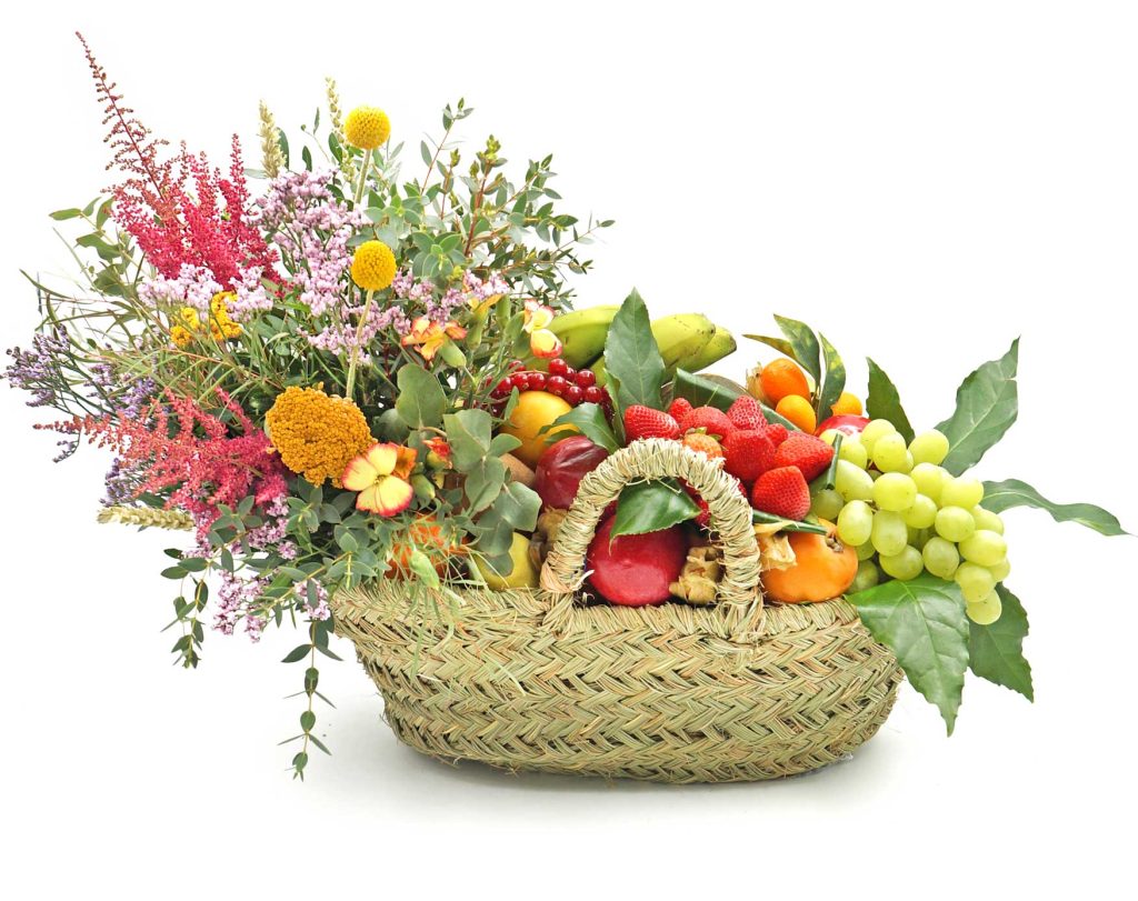 cesta de frutas para empresas con flores
