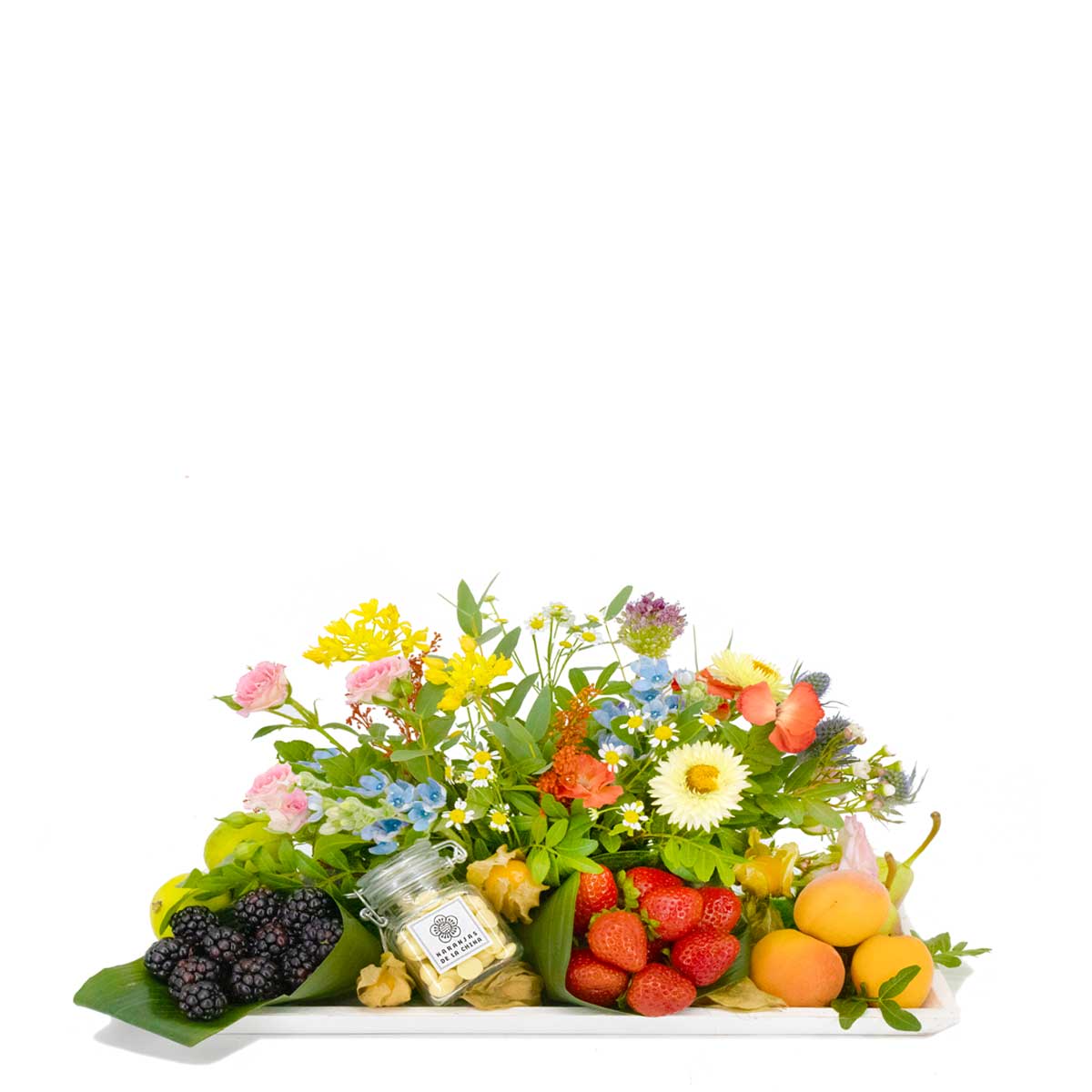 Cesta de frutas de verano con flores de colores